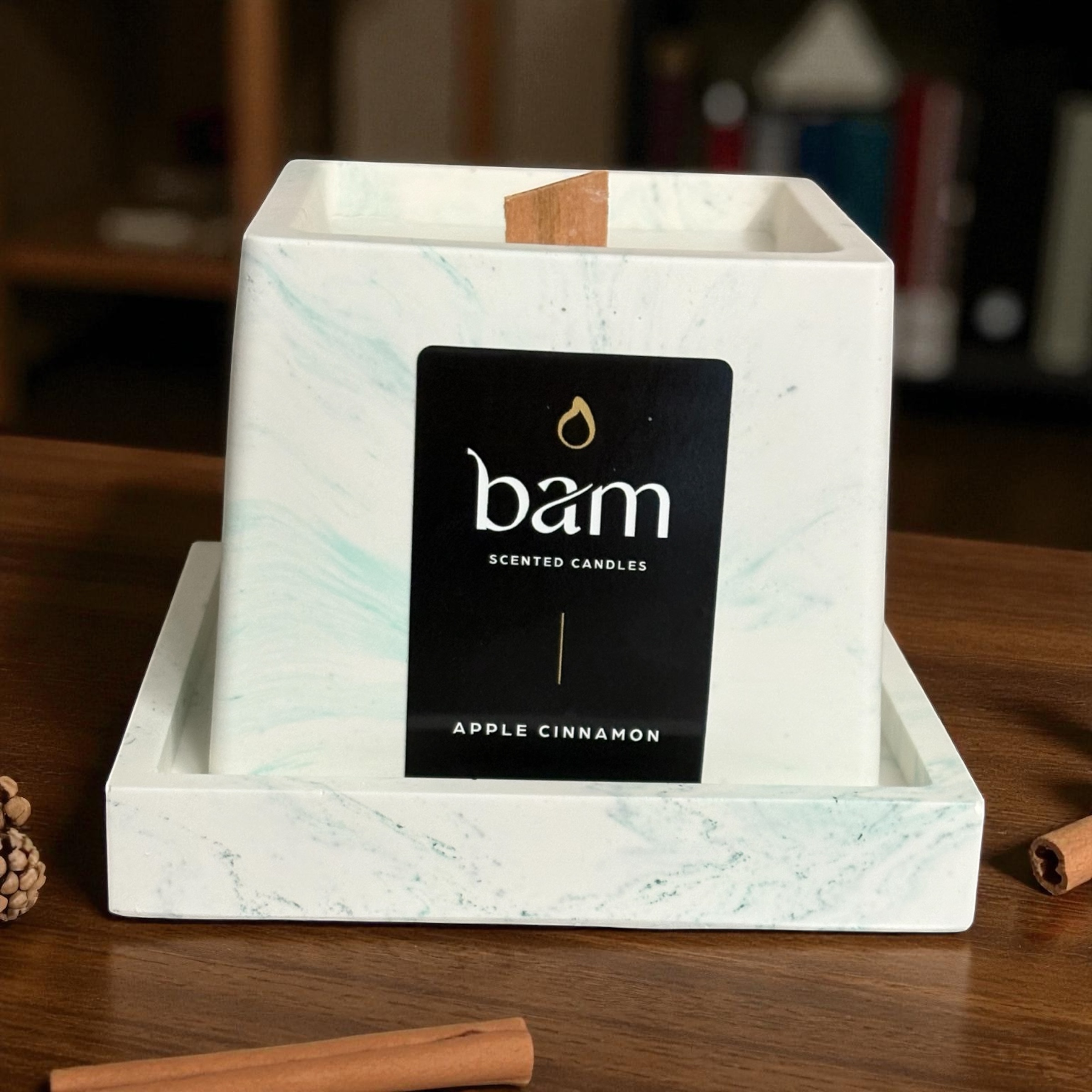 Handgemaakte Apple Cinnamon Geurkaars – Groen Gemarmerd Potje met Houten Wiek